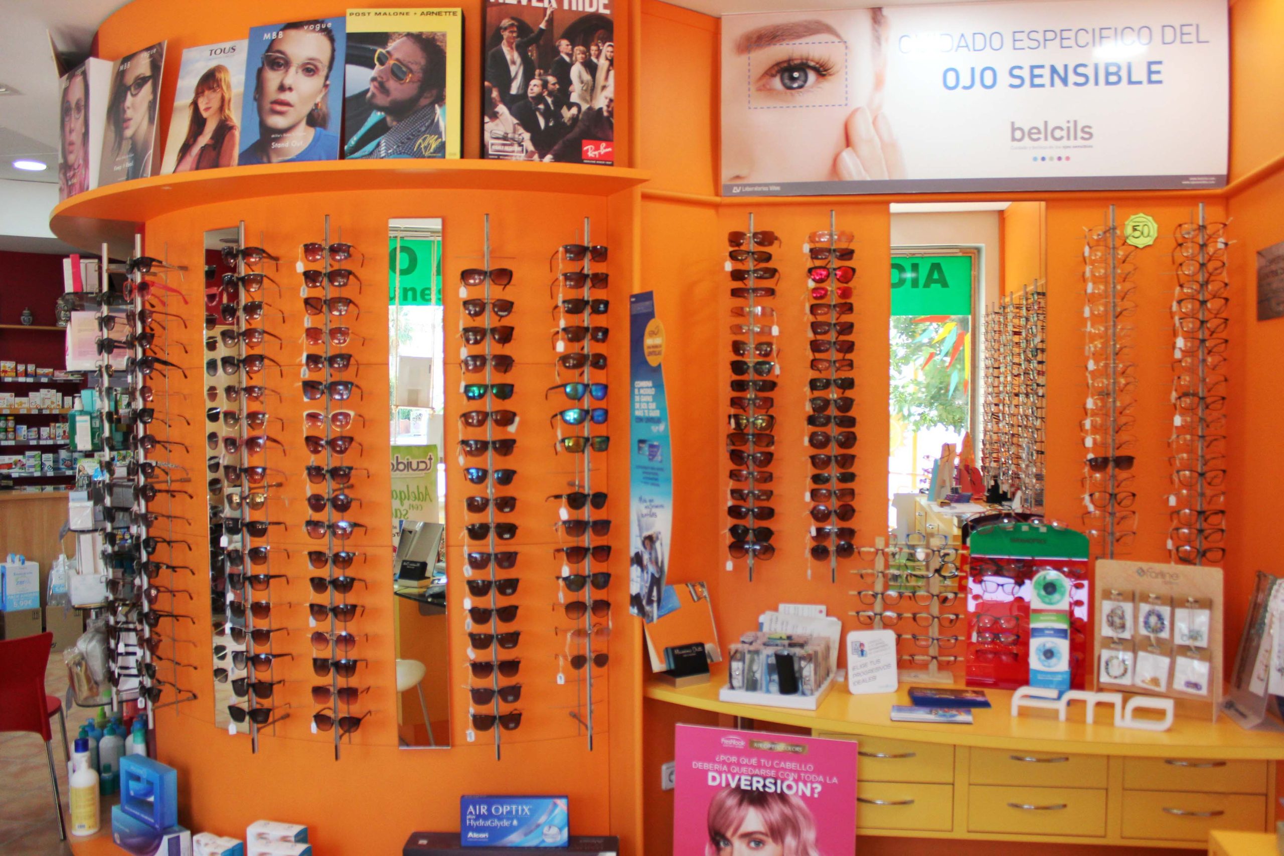 gafas de sol en pared